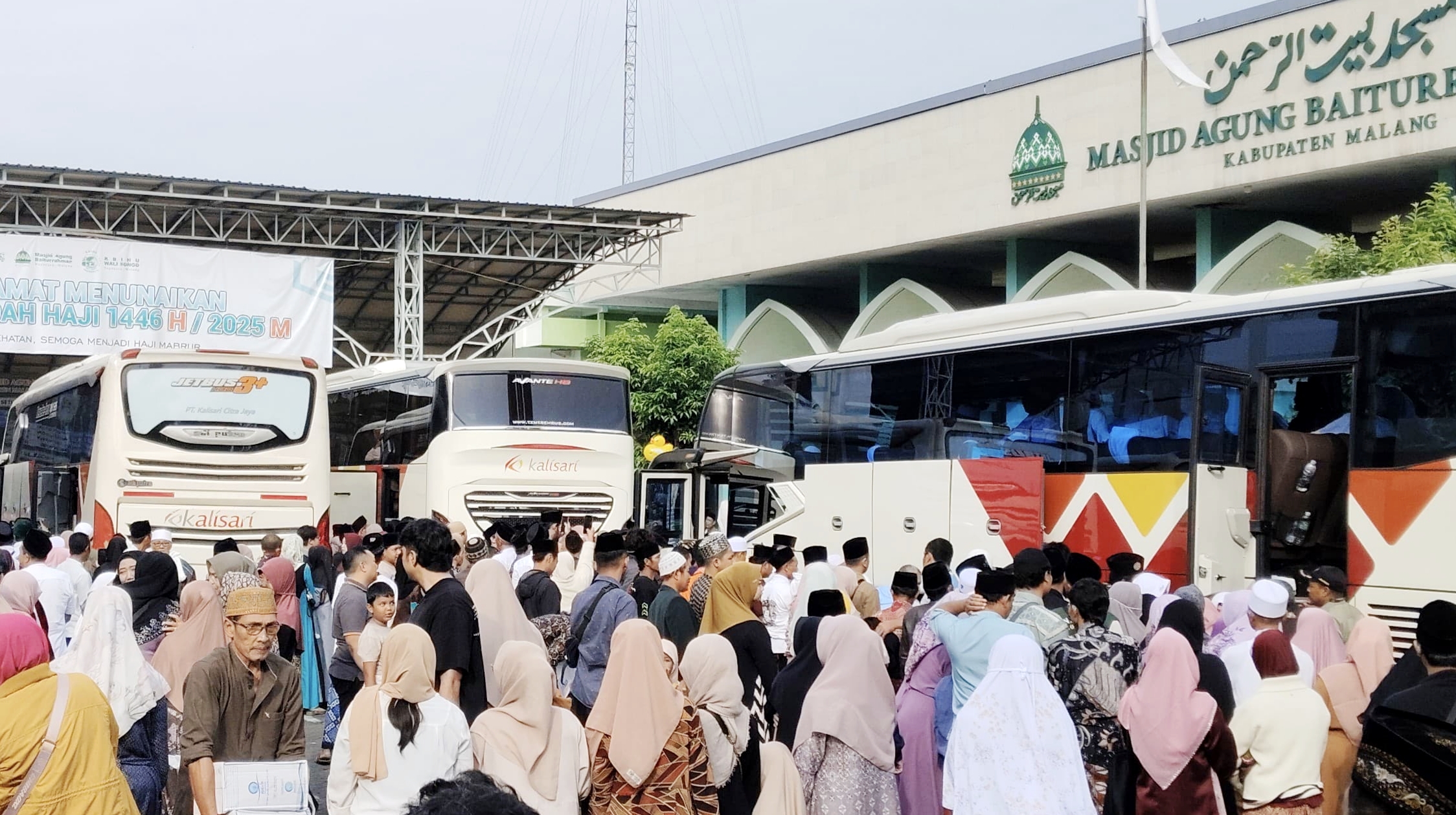 Kepulangan Jamaah Haji Kloter 79 dari KBIH Wali Songo Kepanjen, Kabupaten Malang berlangsung aman dan tertib berkat pengamanan ketat dari jajaran Polsek Kepanjen.