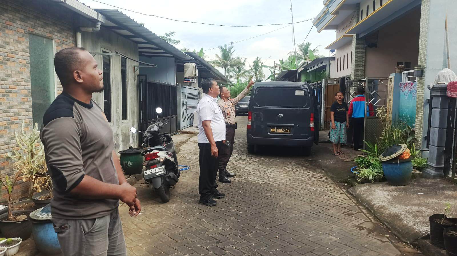 Maling Satroni Perum Bumi Kanjuruhan Kepanjen Malang, Empat Burung dan Lima Ayam Hilang