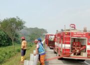 Kebakaran Lahan di Ruas Jalan Tol Gempol-Pasuran, Petugas Sigap Padamkan Api