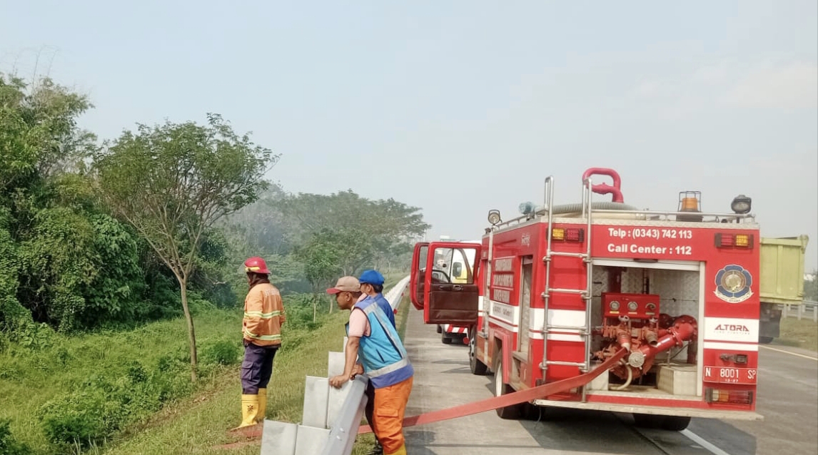 Insiden kebakaran terjadi di lahan warga pada KM 787+600A arah Probolinggo dari Surabaya Ruas Jalan Tol Gempol – Pasuruan. Rabu (9/07/2025).