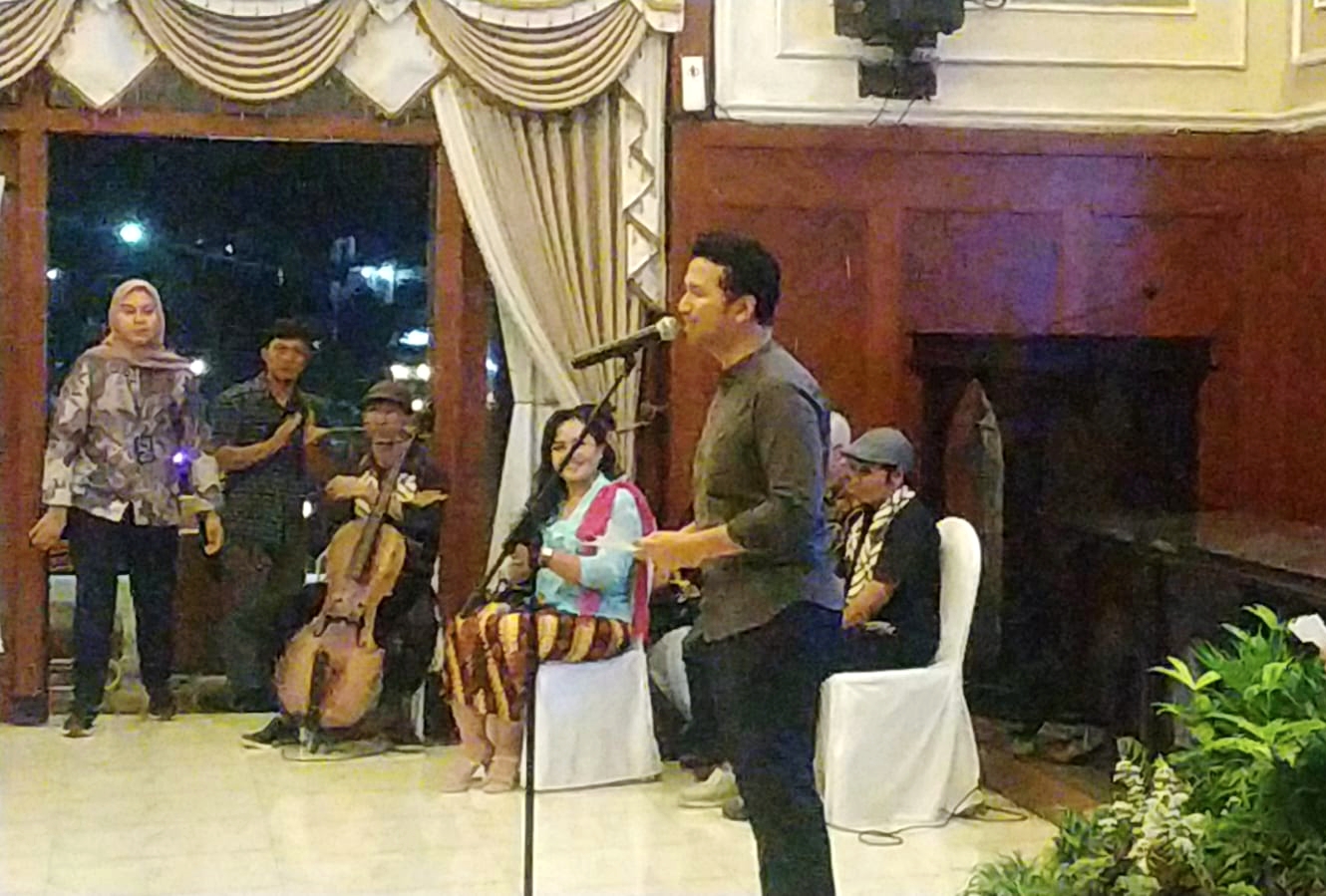 Forum jejaring kota kreatif se-Asia Pasifik yang digelar di Balai Kota Malang menjadi lebih meriah ketika Wakil Gubernur Jawa Timur, Emil Elestianto Dardak, secara mengejutkan menyanyikan lagu karya musisi asal Malang