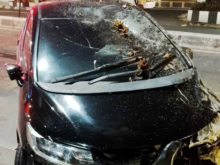 Diduga Selip, Sebuah Mobil Tabrak Pembatas Jalan di Perempatan Jalan Ijen Malang