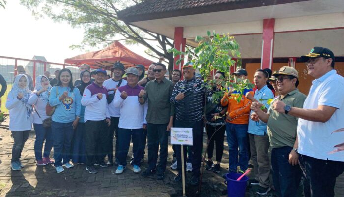 Warga dan Satlinmas Blimbing Kompak Bersihkan Saluran: Wali Kota Apresiasi GASS 2025