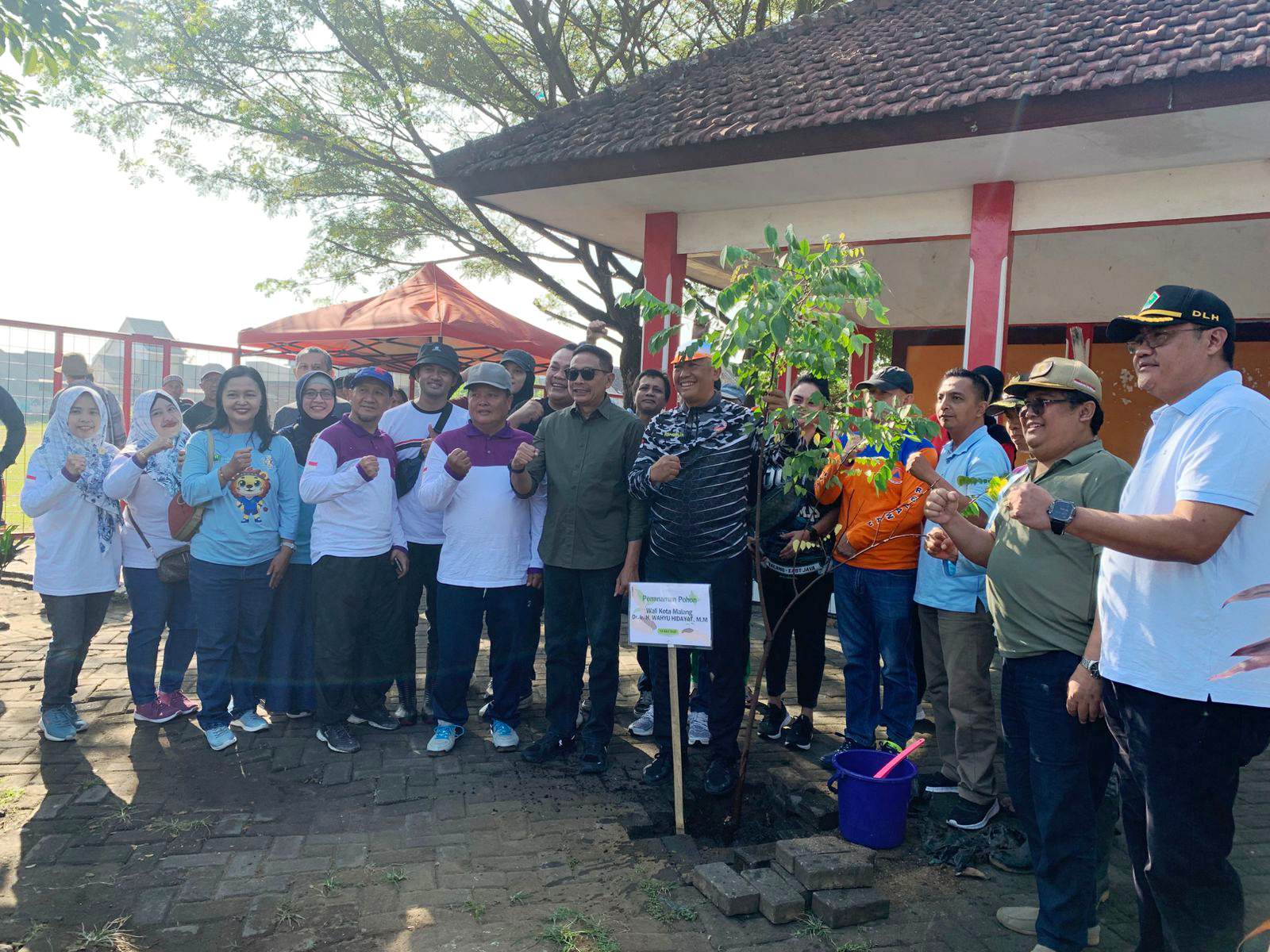 Warga dan Satlinmas Blimbing Kompak Bersihkan Saluran: Wali Kota Apresiasi GASS 2025