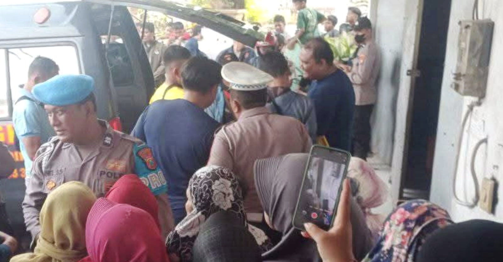 Kasus dugaan pembunuhan kembali menggemparkan wilayah Kabupaten Pasuruan. Seorang wanita lanjut usia, Hj Mirzah (63), ditemukan tewas bersimbah darah di dalam gudang rumahnya di Dusun Tempel, Desa Legok, Kecamatan Gempol, pada Senin siang (14/07/2025).