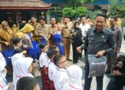 Wali Kota Malang Salurkan Seragam Gratis untuk Siswa Baru SD dan SMP Negeri