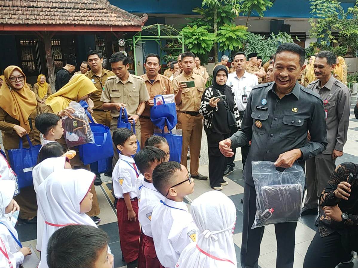 Wali Kota Malang Salurkan Seragam Gratis untuk Siswa Baru SD dan SMP Negeri