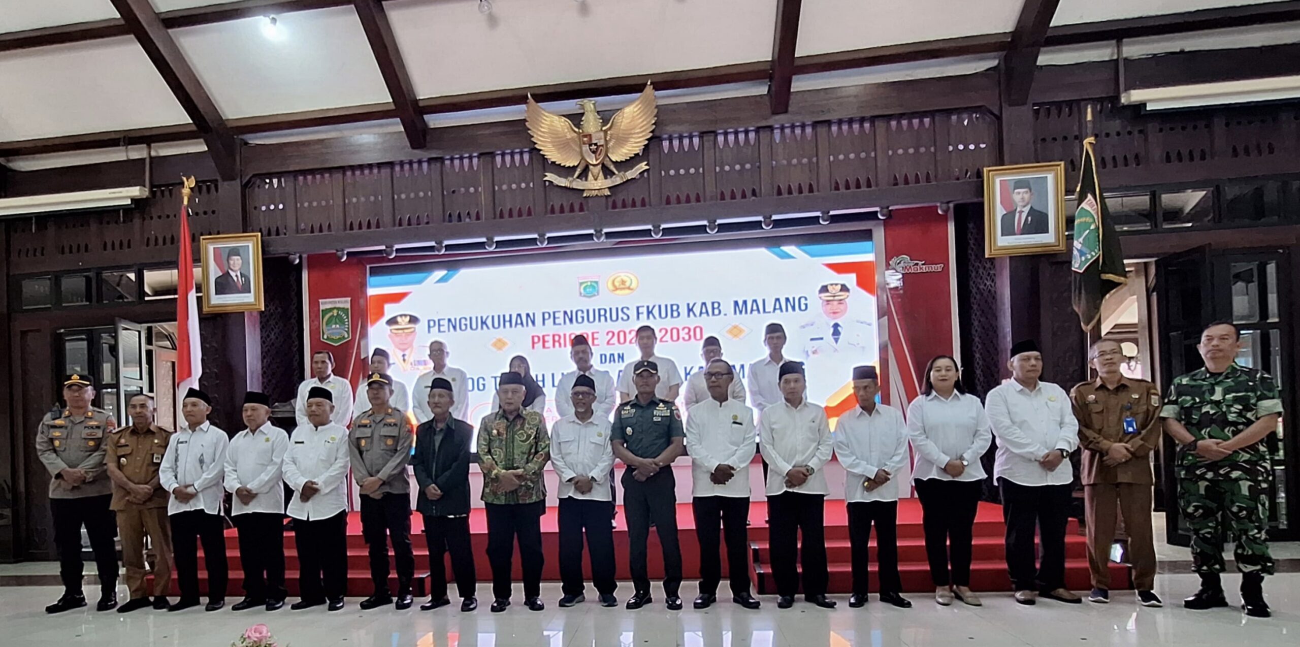 Forum Kerukunan Umat Beragama (FKUB) Kabupaten Malang resmi mengukuhkan jajaran pengurus baru periode 2025–2030 dalam acara yang digelar di Pendopo Kabupaten Malang, Selasa (15/07/2025).