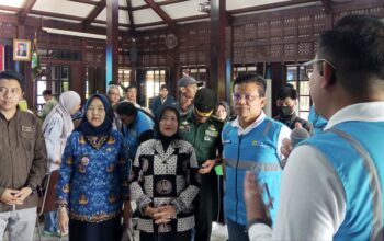 PLN Electricity Services menyerahkan bantuan berupa satu gerobak sampah elektrik dan satu alat pencacah plastik kepada warga Kampung Taping, Desa Banjarsari, Kecamatan Ngajum, Kabupaten Malang.