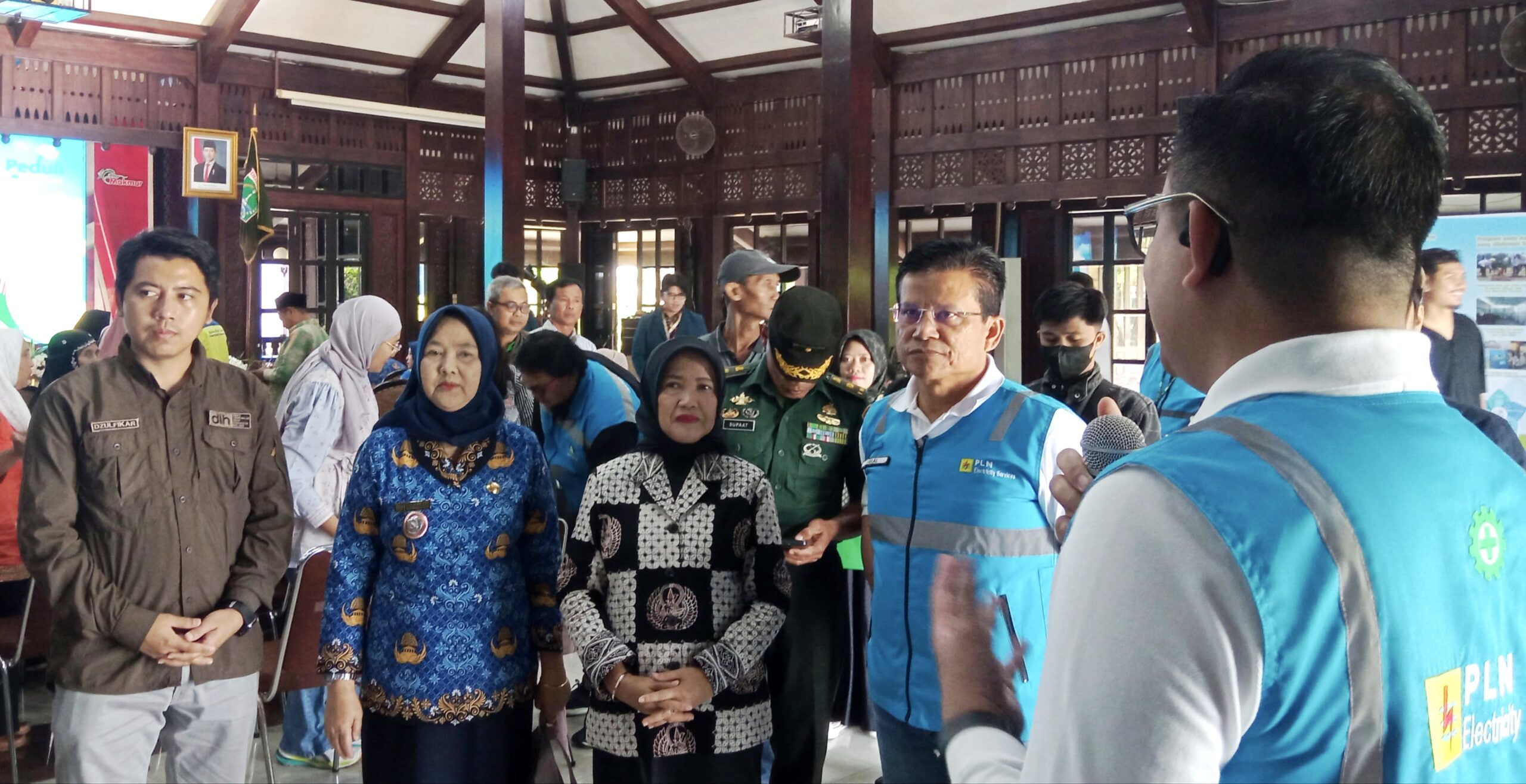 PLN Electricity Services menyerahkan bantuan berupa satu gerobak sampah elektrik dan satu alat pencacah plastik kepada warga Kampung Taping, Desa Banjarsari, Kecamatan Ngajum, Kabupaten Malang.