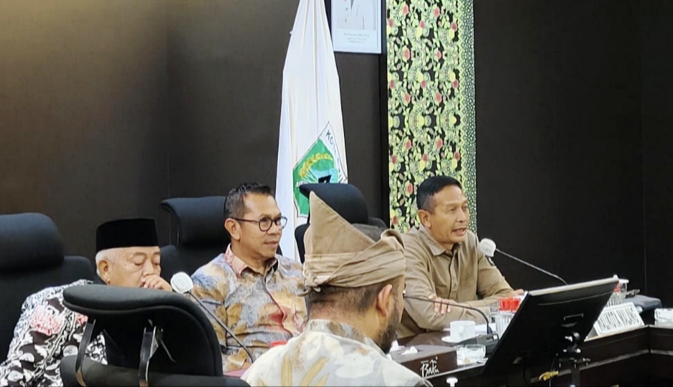 Dalam pertemuan yang digelar di Balai Kota Among Tani, Kota Batu, Jumat (18/7), tiga kepala daerah Wali Kota Malang Wahyu Hidayat, Wali Kota Batu Nur Rohman, dan Bupati Malang Sanusi sepakat bahwa isu transportasi dan infrastruktur lintas batas wilayah tak lagi bisa diselesaikan secara parsial.