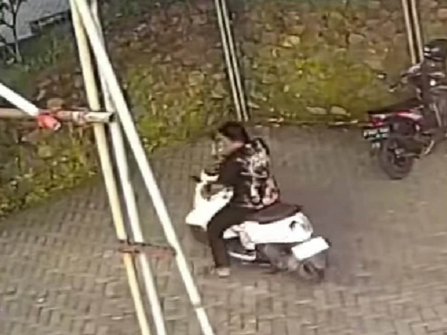 CCTV Rekam Detik-Detik Pencurian Motor di Kalirejo Lawang Kabupaten Malang