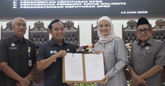 Dewan Perwakilan Rakyat Daerah (DPRD) Kota Malang resmi menetapkan Rancangan Peraturan Daerah (Ranperda) tentang Pajak Daerah dan Retribusi Daerah menjadi Peraturan Daerah (Perda), dalam rapat paripurna yang digelar Kamis (12/06/2025) di Gedung Sidang Paripurna DPRD Kota Malang.