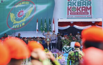 Kepala Kepolisian Republik Indonesia (Kapolri) Jenderal Polisi Drs. Listyo Sigit Prabowo memimpin Apel Akbar Komando Kesiapsiagaan Angkatan Muda Muhammadiyah (Kokam) di Lapangan Triadi, Sleman, Yogyakarta, Minggu (20/7/2025). Kegiatan tersebut diikuti sebanyak 23.450 personel Kokam dari seluruh Indonesia.