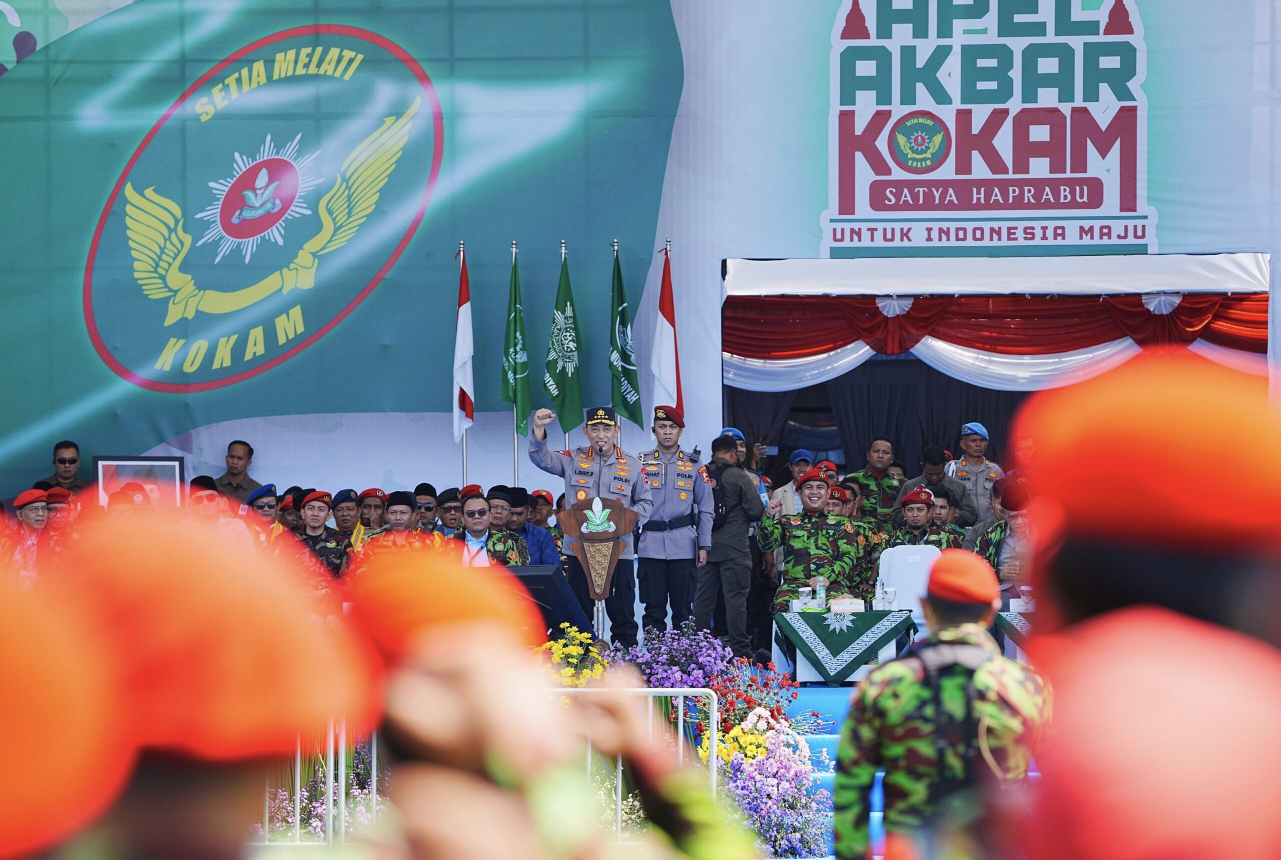 Kepala Kepolisian Republik Indonesia (Kapolri) Jenderal Polisi Drs. Listyo Sigit Prabowo memimpin Apel Akbar Komando Kesiapsiagaan Angkatan Muda Muhammadiyah (Kokam) di Lapangan Triadi, Sleman, Yogyakarta, Minggu (20/7/2025). Kegiatan tersebut diikuti sebanyak 23.450 personel Kokam dari seluruh Indonesia.