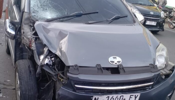 Kecelakaan di Karangploso Malang, Dua Pemotor Luka-Luka Tabrak Depan Toyota Agya