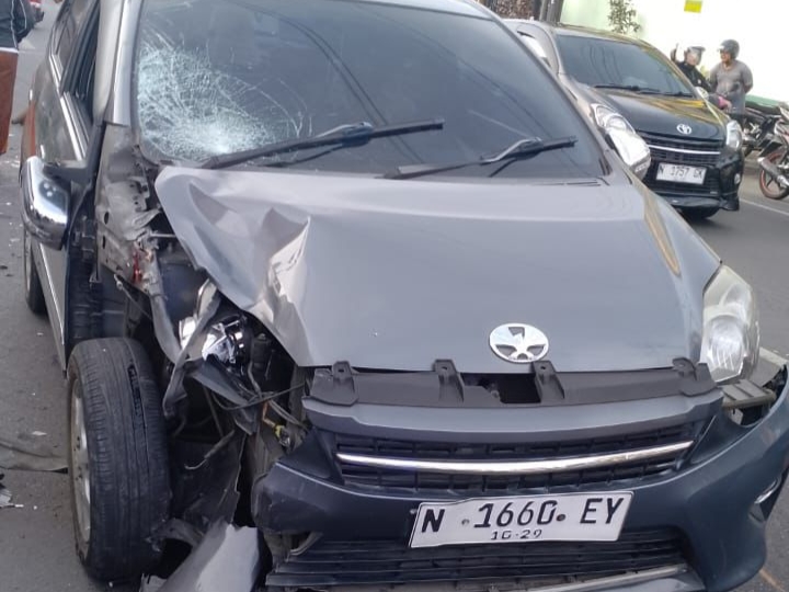 Kecelakaan di Karangploso Malang, Dua Pemotor Luka-Luka Tabrak Depan Toyota Agya