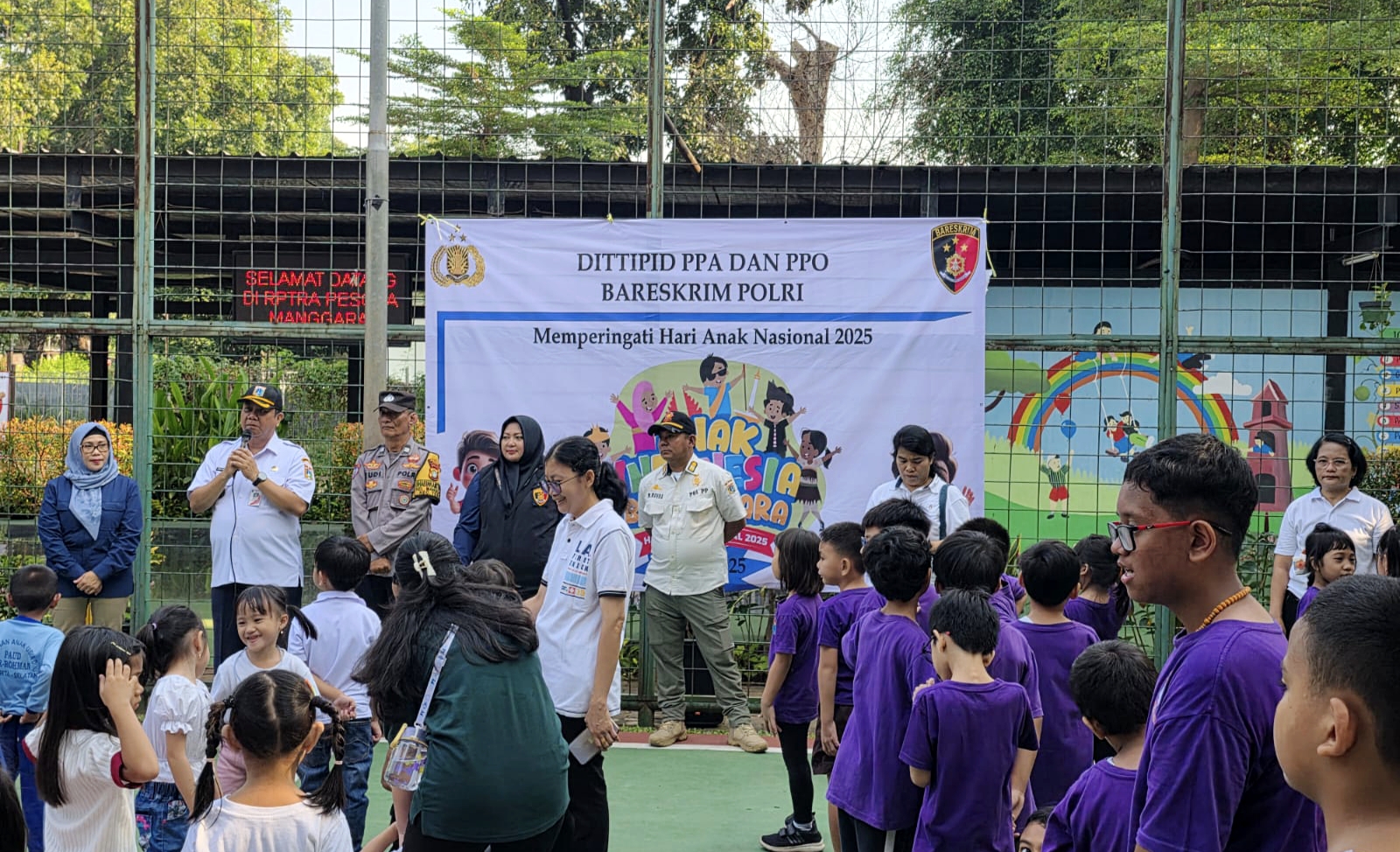 Kepolisian Negara Republik Indonesia (Polri) melalui Direktorat Tindak Pidana Pelindungan Perempuan dan Anak serta Pemberantasan Perdagangan Orang (PPA dan PPO) Bareskrim Polri menggelar kegiatan interaktif bersama anak-anak di RPTRA Pesona dalam memperingati Hari Anak Nasional (HAN) tahun 2025 di RPTRA Pesona, Manggarai, Kecamatan Tebet, Jakarta Selatan, Rabu (23/7/2025).