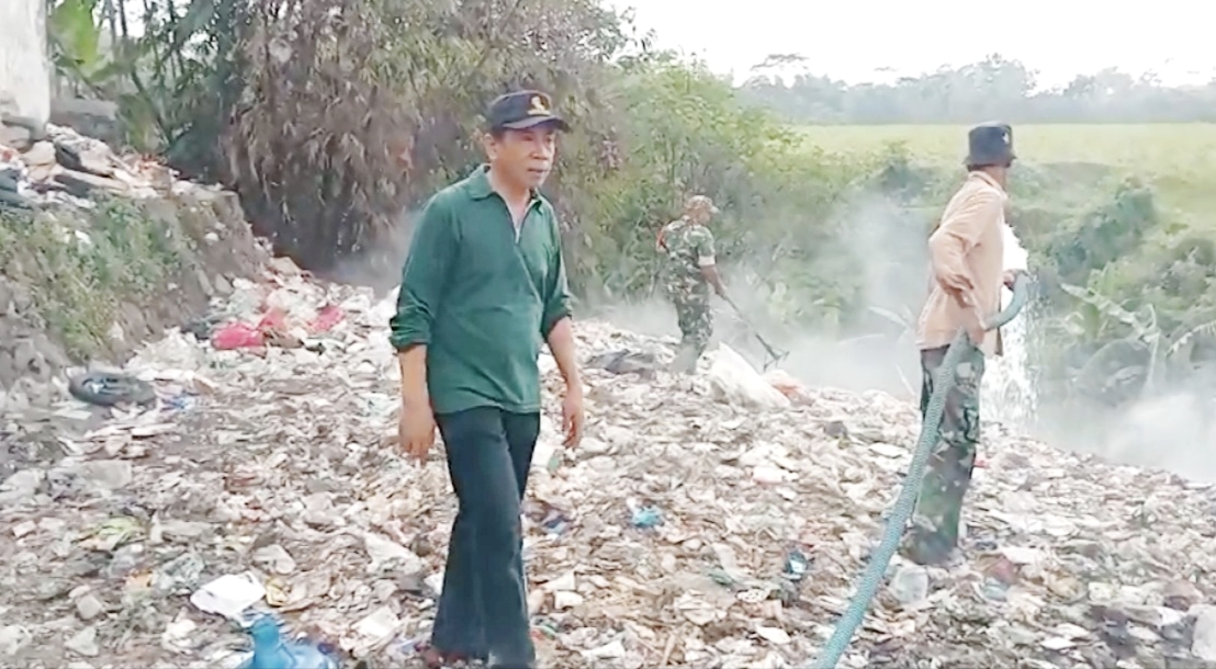 Sejumlah warga mengeluhkan gangguan asap hasil pembakaran sampah dari salah satu Tempat Penampungan Sementara (TPS) di Kecamatan Singosari yang tidak sesuai prosedur.