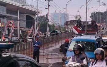 Truk Tangki Minyak Terguling di Flyover Kotalama Malang, Lalu Lintas Sempat Lumpuh
