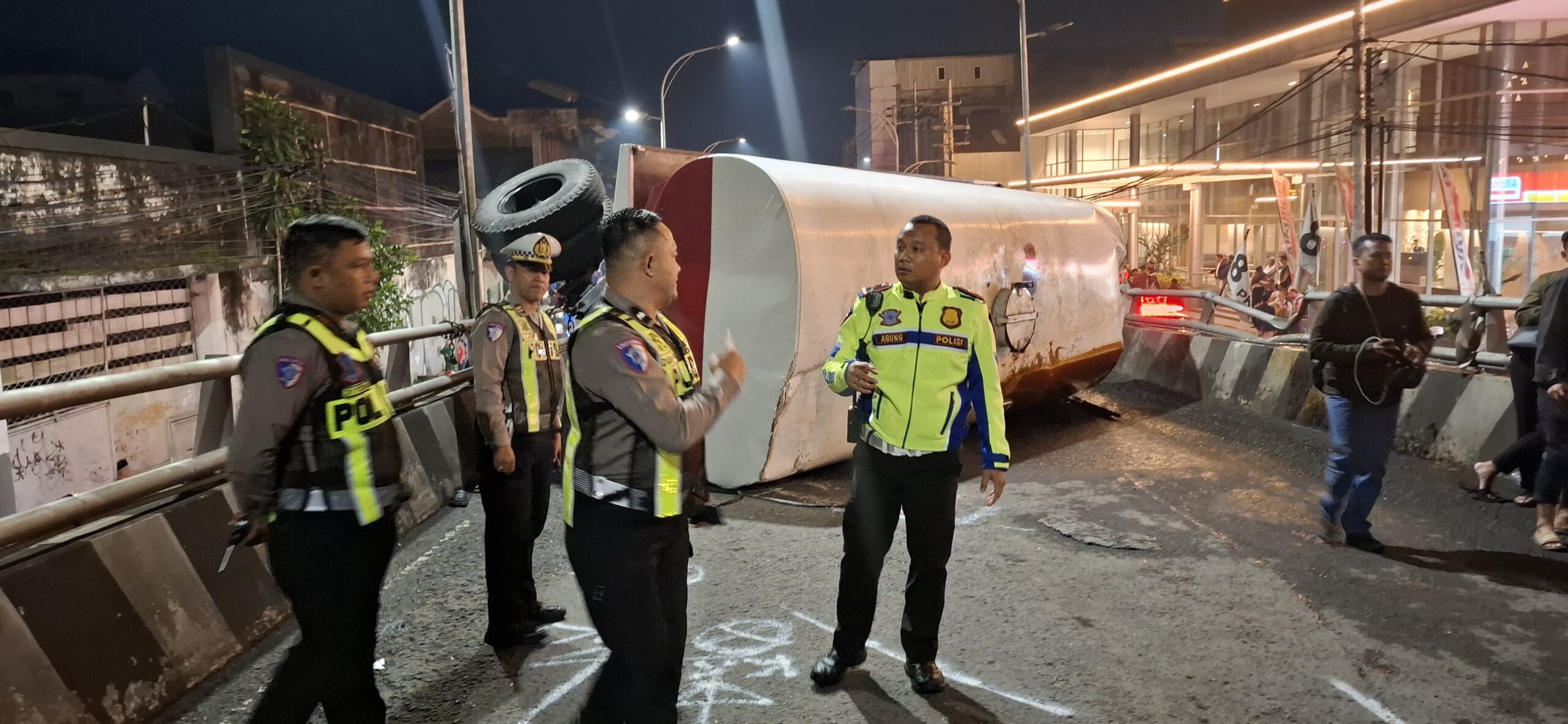 Kronologi Truk Tangki Lepas Gandengan di Fly Over Malang, Hantam Tiga Motor