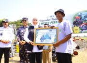 Serahkan Bantuan Alsintan Kepada Gapoktan,  Khofifah Pastikan Jatim Siap Jadi Pilar Ketahanan Pangan Nasional