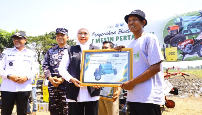 Serahkan Bantuan Alsintan Kepada Gapoktan,  Khofifah Pastikan Jatim Siap Jadi Pilar Ketahanan Pangan Nasional