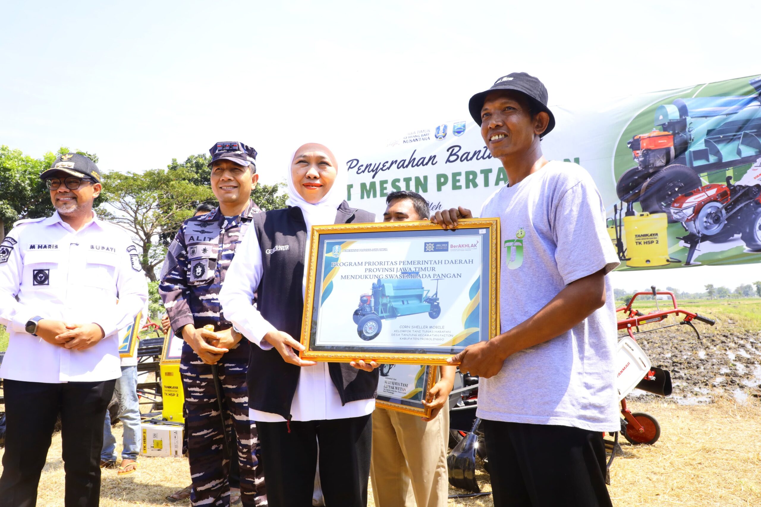 Serahkan Bantuan Alsintan Kepada Gapoktan, Khofifah Pastikan Jatim Siap Jadi Pilar Ketahanan Pangan Nasional