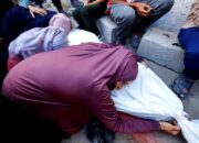 Kelangkaan kain kafan di Gaza memaksa keluarga korban membungkus jenazah dengan selimut tebal. Kondisi memilukan ini terjadi di tengah meningkatnya korban jiwa akibat serangan Israel dan memburuknya krisis kelaparan.