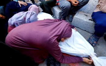 Kelangkaan kain kafan di Gaza memaksa keluarga korban membungkus jenazah dengan selimut tebal. Kondisi memilukan ini terjadi di tengah meningkatnya korban jiwa akibat serangan Israel dan memburuknya krisis kelaparan.