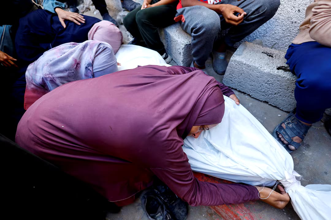 Kelangkaan kain kafan di Gaza memaksa keluarga korban membungkus jenazah dengan selimut tebal. Kondisi memilukan ini terjadi di tengah meningkatnya korban jiwa akibat serangan Israel dan memburuknya krisis kelaparan.