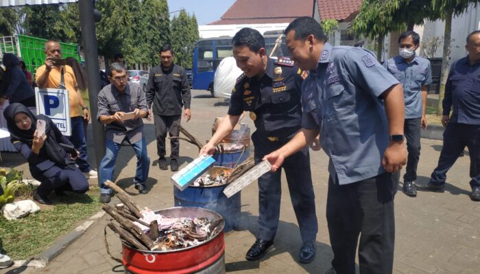 Kejari Kota Malang Musnahkan Barang Bukti, dari Jutaan Gram Narkotika hingga Ribuan Rokok Ilegal