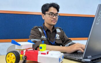 Tim mahasiswa dari Universitas Muhammadiyah Malang (UMM) justru menawarkan solusi kreatif kecanduan Gadget  melalui inovasi robot edukasi bernama CubeBot.