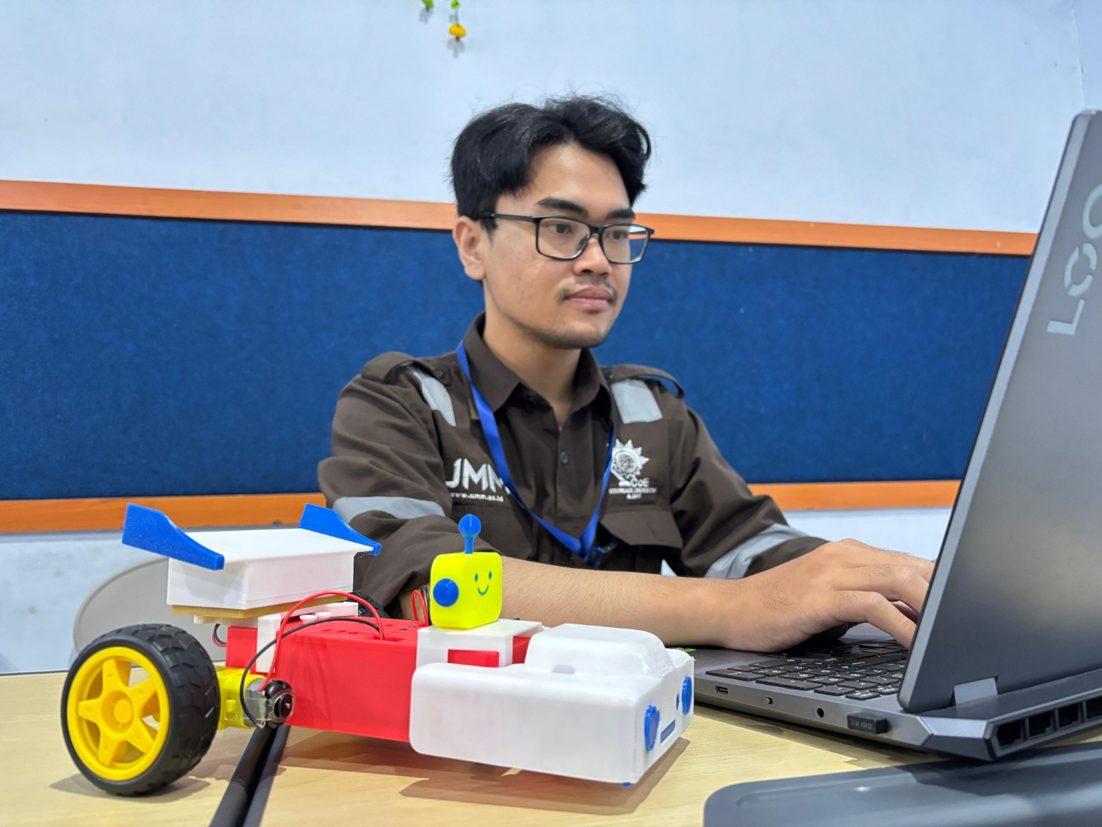 Tim mahasiswa dari Universitas Muhammadiyah Malang (UMM) justru menawarkan solusi kreatif kecanduan Gadget  melalui inovasi robot edukasi bernama CubeBot.