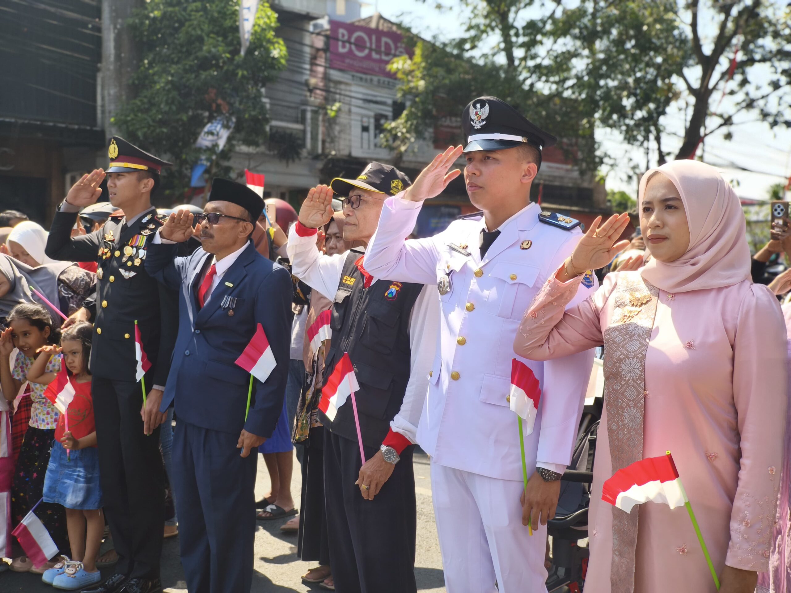 Pemandangan berbeda terlihat di pusat Kota Kepanjen, Kabupaten Malang. Seluruh pengguna jalan, mulai dari sopir angkot hingga pengendara motor, kompak menghentikan kendaraan mereka untuk mengikuti upacara detik-detik Proklamasi di perempatan lampu merah Kepanjen, Kabupaten Malang pada Minggu (17/8/2025) pagi.