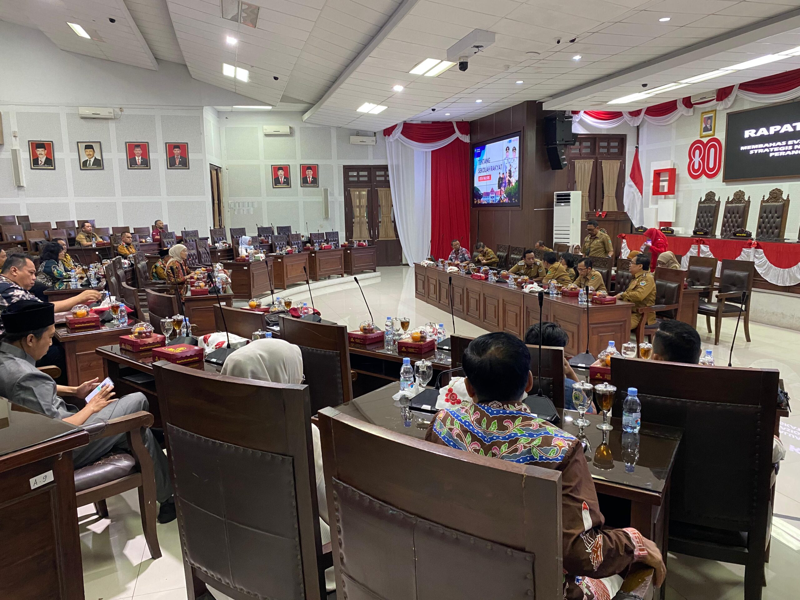 DPRD Kota Malang menggelar rapat kerja untuk membahas implementasi Proyek Strategis Nasional Sekolah Rakyat di ruang rapat internal Gedung DPRD Kota Malang, Jalan Tugu No. 1A pada Selasa (19/08).