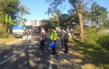 Kecelakaan lalu lintas kembali terjadi di wilayah Kabupaten Malang. Kali ini, sebuah mobil Pikap Mitsubishi L300 bertabrakan dengan sepeda motor Honda Beat di Jalan Raya Dusun Tempur, Desa Pagak, Kecamatan Pagak, Senin (25/8/2025) siang. Insiden itu menyebabkan tiga orang luka-luka, yakni sepasang suami-istri dan seorang anak balita.