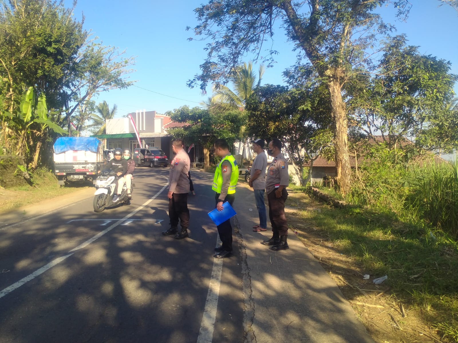 Kecelakaan lalu lintas kembali terjadi di wilayah Kabupaten Malang. Kali ini, sebuah mobil Pikap Mitsubishi L300 bertabrakan dengan sepeda motor Honda Beat di Jalan Raya Dusun Tempur, Desa Pagak, Kecamatan Pagak, Senin (25/8/2025) siang. Insiden itu menyebabkan tiga orang luka-luka, yakni sepasang suami-istri dan seorang anak balita.