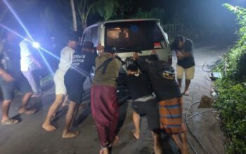 Tanpa Pengemudi, Mobil Kijang Terperosok ke Tepi Sungai di Kepanjen Malang