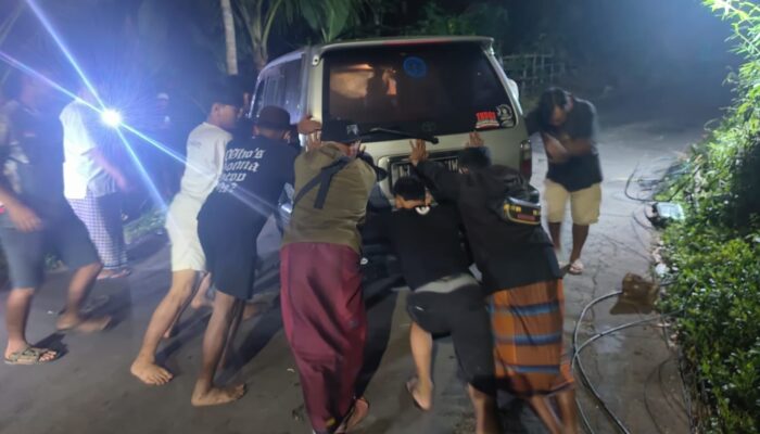 Tanpa Pengemudi, Mobil Kijang Terperosok ke Tepi Sungai di Kepanjen Malang