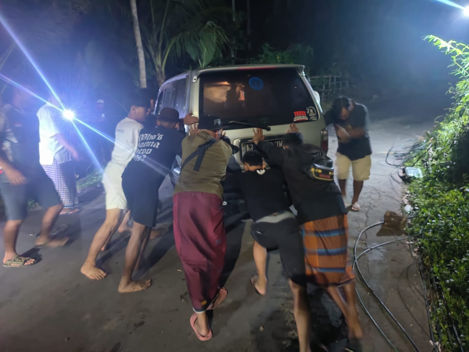 Tanpa Pengemudi, Mobil Kijang Terperosok ke Tepi Sungai di Kepanjen Malang