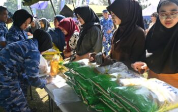 TNI AU Turun Tangan, Ribuan Warga Nikmati Program Beras Murah di Malang