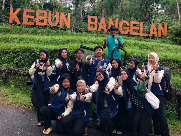 Mahasiswa UNIRA Malang Kolaborasi Wujudkan Wisata Edukatif dan Instagramable di Kebun Bangelan