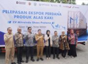 PT Bank Pembangunan Daerah Jawa Timur Tbk (Bank Jatim) kembali menunjukkan komitmennya dalam mendorong Usaha Mikro, Kecil, dan Menengah (UMKM) untuk menembus pasar global. Pada Selasa (29/07) CV Mitraindo Shoes Pratama, UMKM binaan Bank Jatim asal Mojokerto, secara resmi melepas ekspor perdana produk alas kaki ke Busan, Korea Selatan.