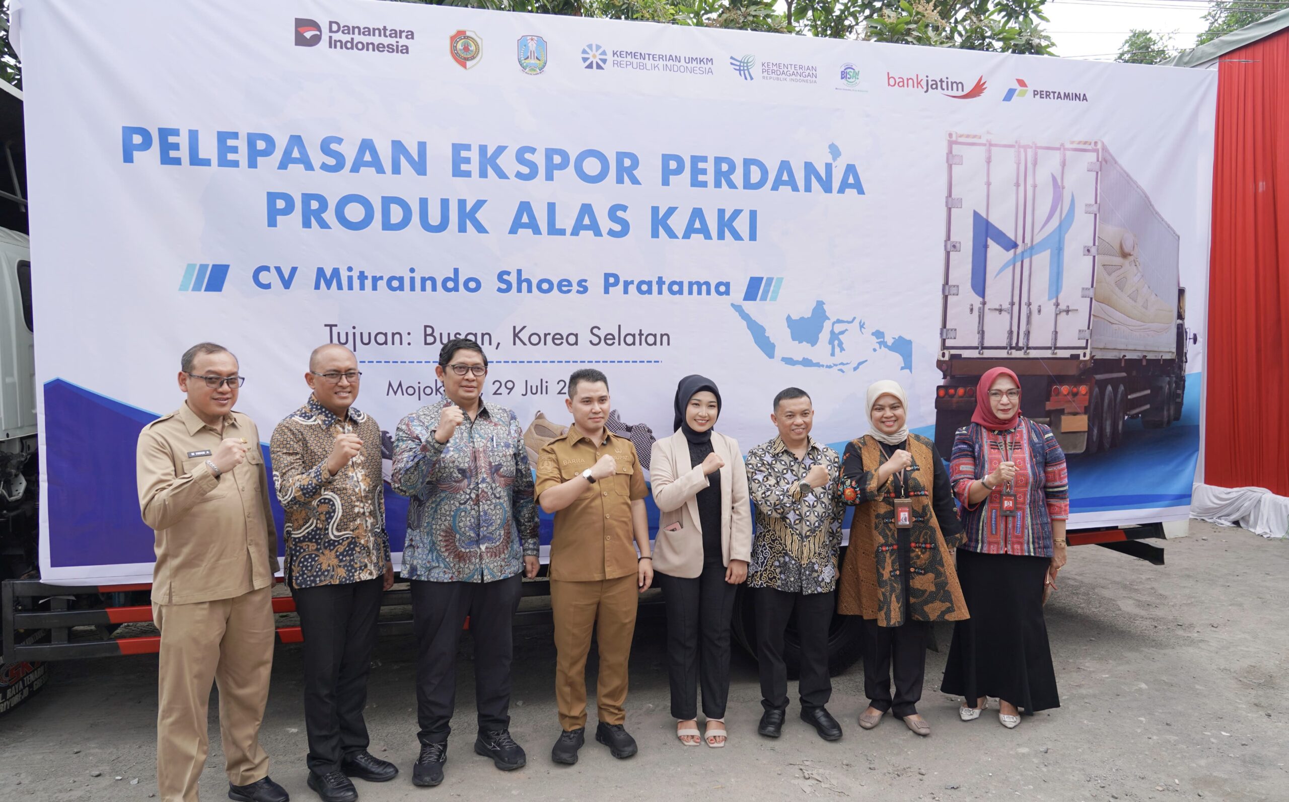 PT Bank Pembangunan Daerah Jawa Timur Tbk (Bank Jatim) kembali menunjukkan komitmennya dalam mendorong Usaha Mikro, Kecil, dan Menengah (UMKM) untuk menembus pasar global. Pada Selasa (29/07) CV Mitraindo Shoes Pratama, UMKM binaan Bank Jatim asal Mojokerto, secara resmi melepas ekspor perdana produk alas kaki ke Busan, Korea Selatan.
