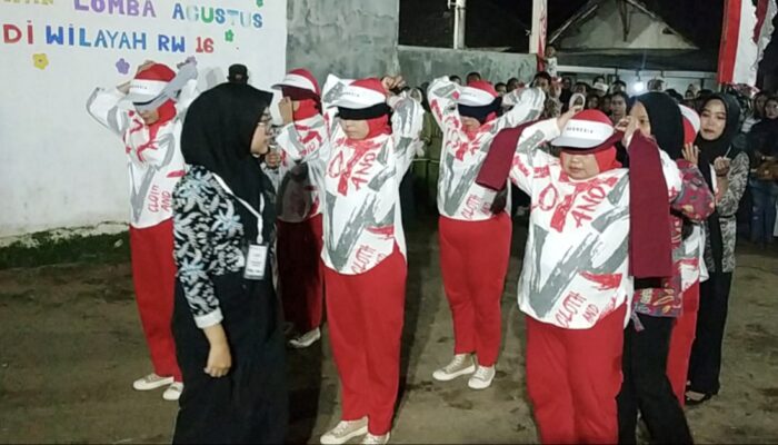 Lucu, Lomba Baris Berbaris Tutup Mata Emak-Emak di Malang Warnai Semarak HUT RI ke-80