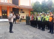 Sebanyak ratusan personel gabungan dikerahkan untuk mengamankan perhelatan 'Immortal Fest' dalam rangka Dies Natalis Universitas Kepanjen yang digelar di area parkir kampus pada Sabtu (2/8/2025) sore.