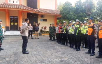 Sebanyak ratusan personel gabungan dikerahkan untuk mengamankan perhelatan 'Immortal Fest' dalam rangka Dies Natalis Universitas Kepanjen yang digelar di area parkir kampus pada Sabtu (2/8/2025) sore.