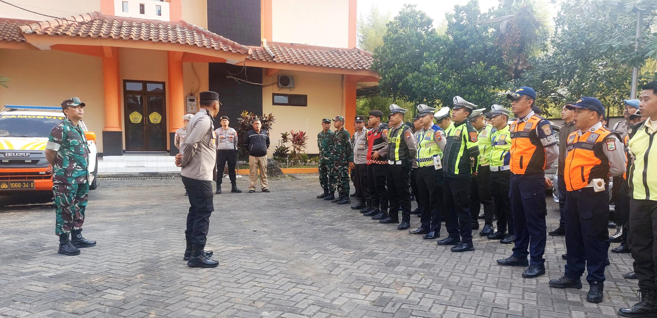 Sebanyak ratusan personel gabungan dikerahkan untuk mengamankan perhelatan 'Immortal Fest' dalam rangka Dies Natalis Universitas Kepanjen yang digelar di area parkir kampus pada Sabtu (2/8/2025) sore.