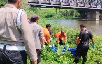 Mayat Pria Tanpa Identitas Ditemukan Membusuk di Bawah Jembatan Kanigoro Malang